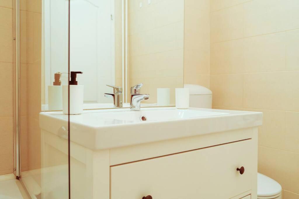 Elegant Vibes Apartment Next To Obor Market Bukares Bagian luar foto